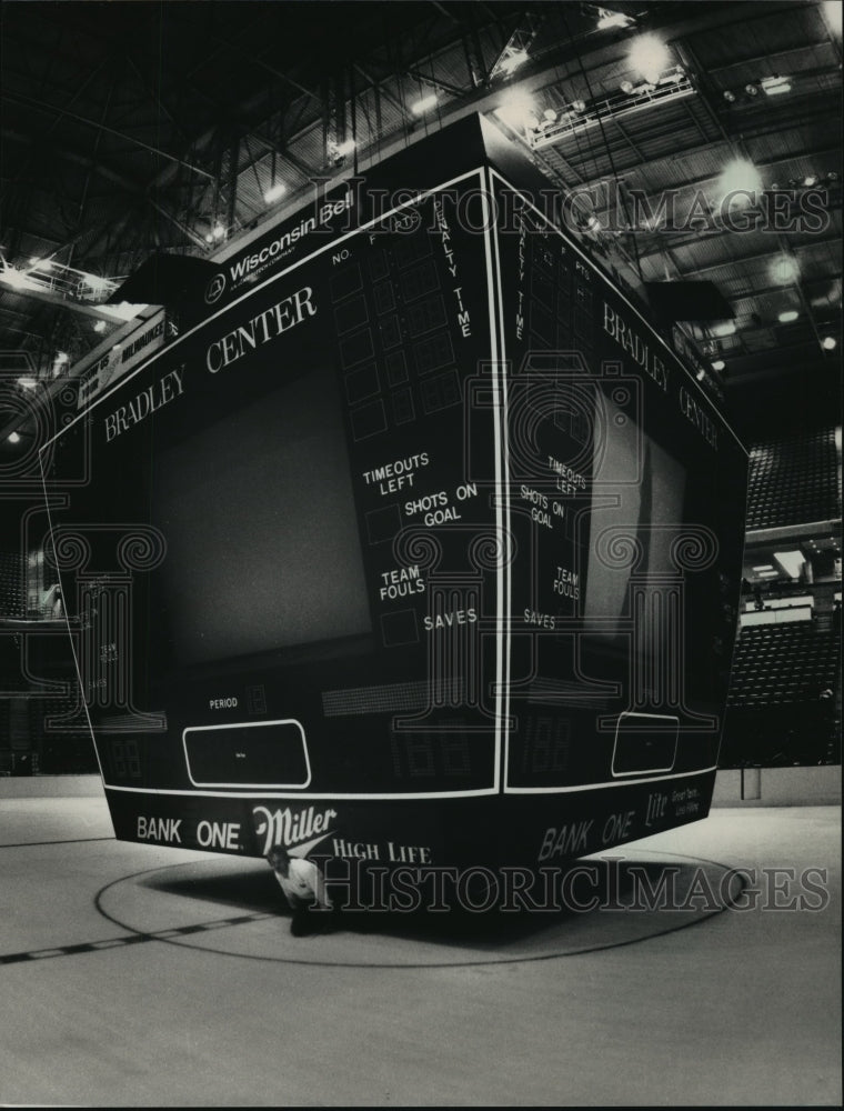 1988 Press Photo The huge center scoreboard dwarfed Greg Peterson as he crawled - Historic Images