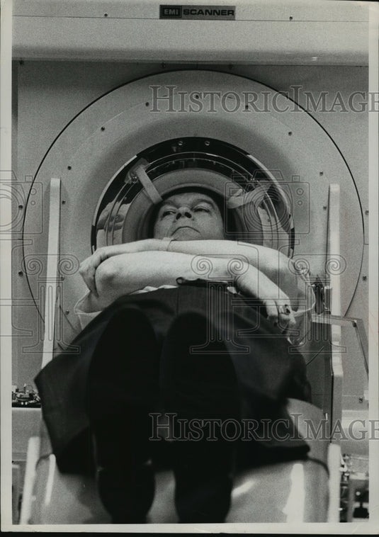 1975 Press Photo Journalist Gene Schroeder demonstrated an examination - Historic Images