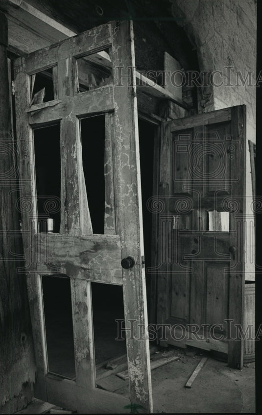 1988 Press Photo The broken entry door - mja04963 - Historic Images