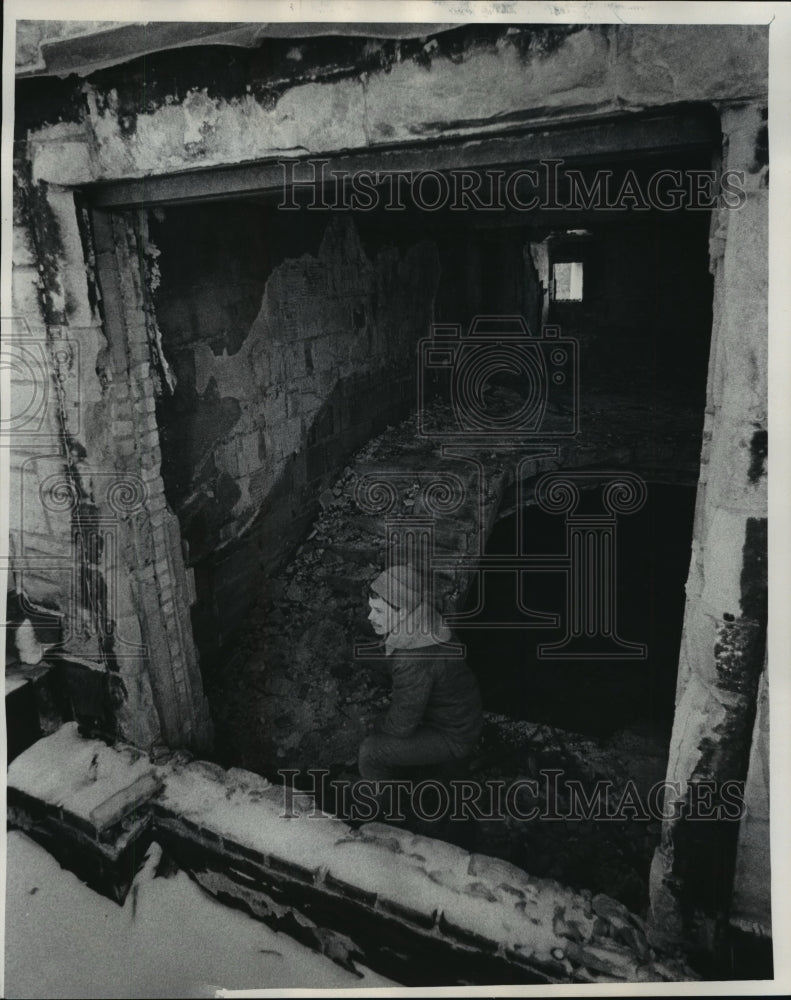 1977 Press Photo Boucher also surveys damage to gutted mansion on novitiate-Historic Images