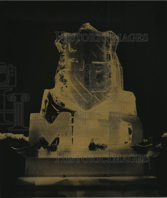 1984 Press Photo Ice sculpture at the dinner with Breier's initials - mja04971 - Historic Images