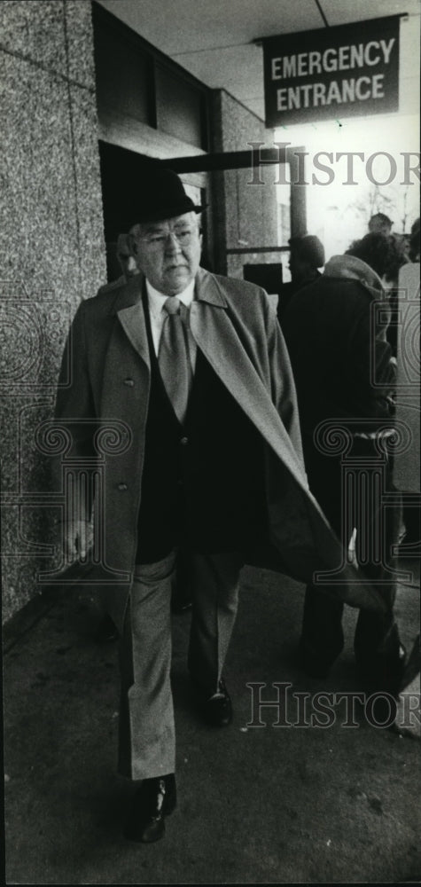 1982 Press Photo Police Chief Harold Breier leaving Mount Sinai Medical Center - Historic Images