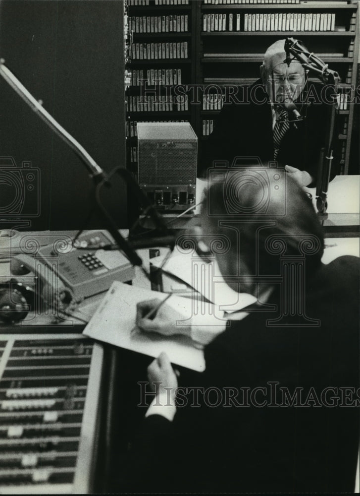 1982 Press Photo Police Chief Breier at WISN; moderator Don Froehlich - Historic Images