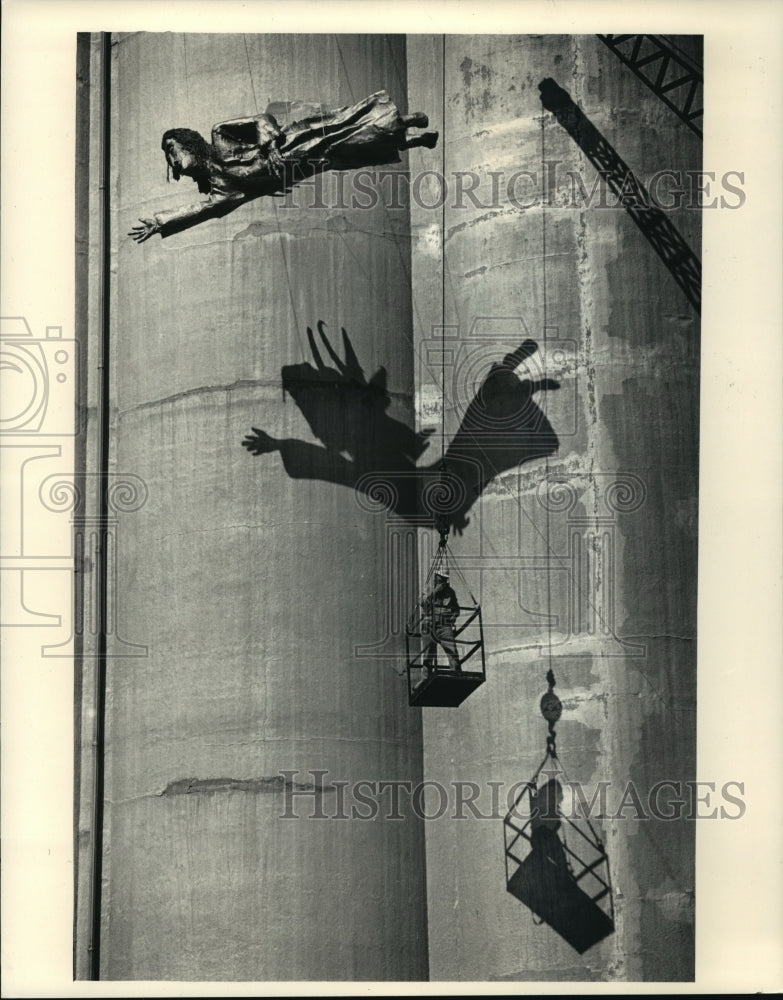 1987 Press Photo Workers used cranes to raise an 18-foot fiber-glass angel - Historic Images