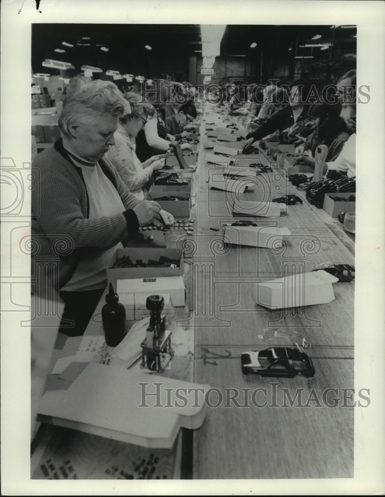 1975 Press Photo American Motors assembly line at work - mja05073 - Historic Images