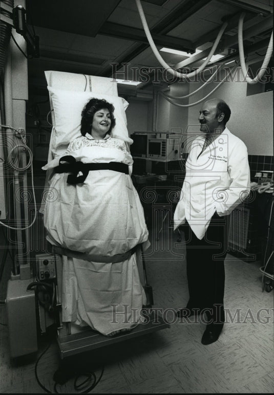 1989 Press Photo Masood Akhtar, dir Arrhythmia Service at Sinai Samaritan Cntr - Historic Images
