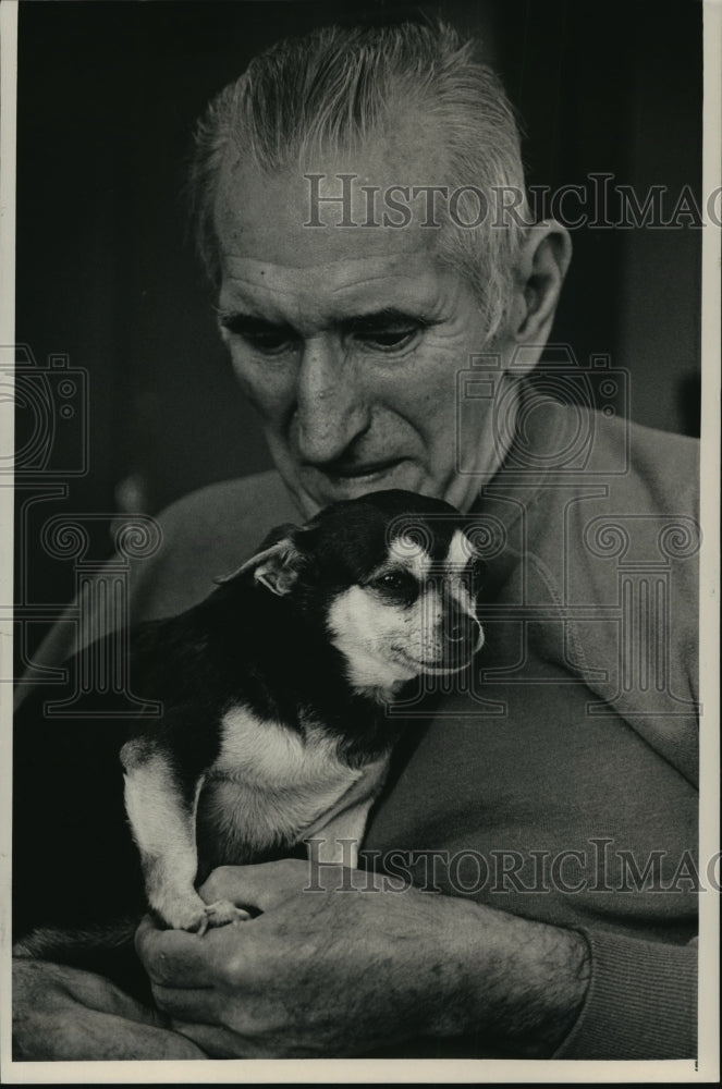 1987 Press Photo Zbignief Wlodarczyk held his dog at Community Memorial Hospital - Historic Images