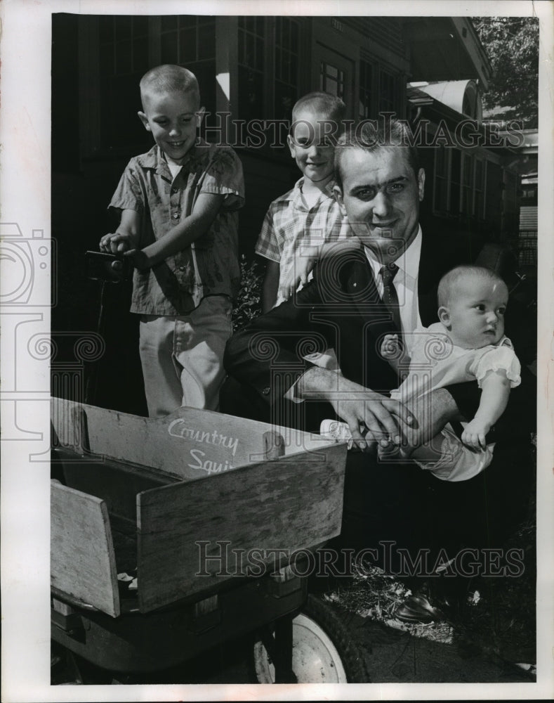 1967 Press Photo Peter E Brandt &amp; his children Patrick, Paul &amp; Paige re-united - Historic Images