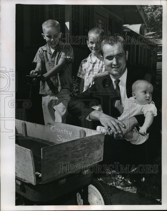 1967 Press Photo Peter E Brandt & his children Patrick, Paul & Paige re-united - Historic Images