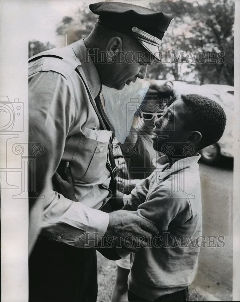 1962 Press Photo James McMillin pleading w/ Sgt Harold Breitlow after accident - Historic Images