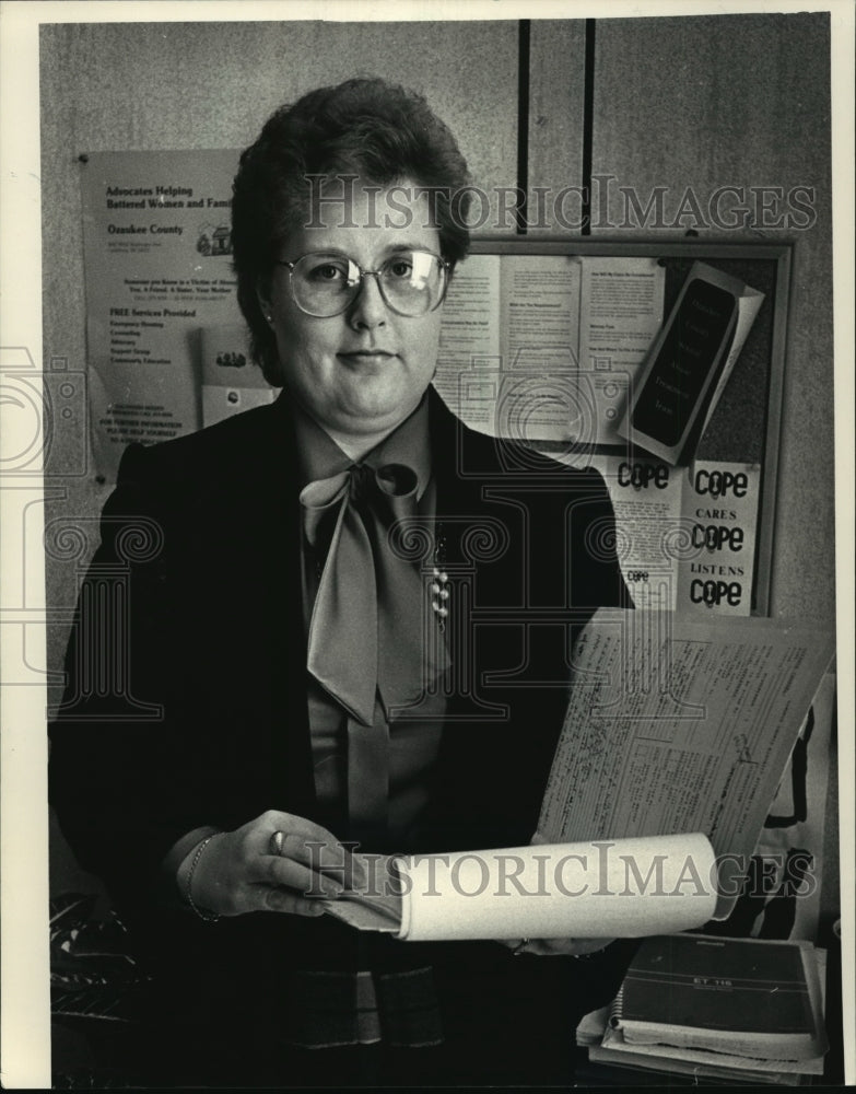 1988 Press Photo Kathy Bretl, Ozaukee County witness coordinator - mja05182 - Historic Images