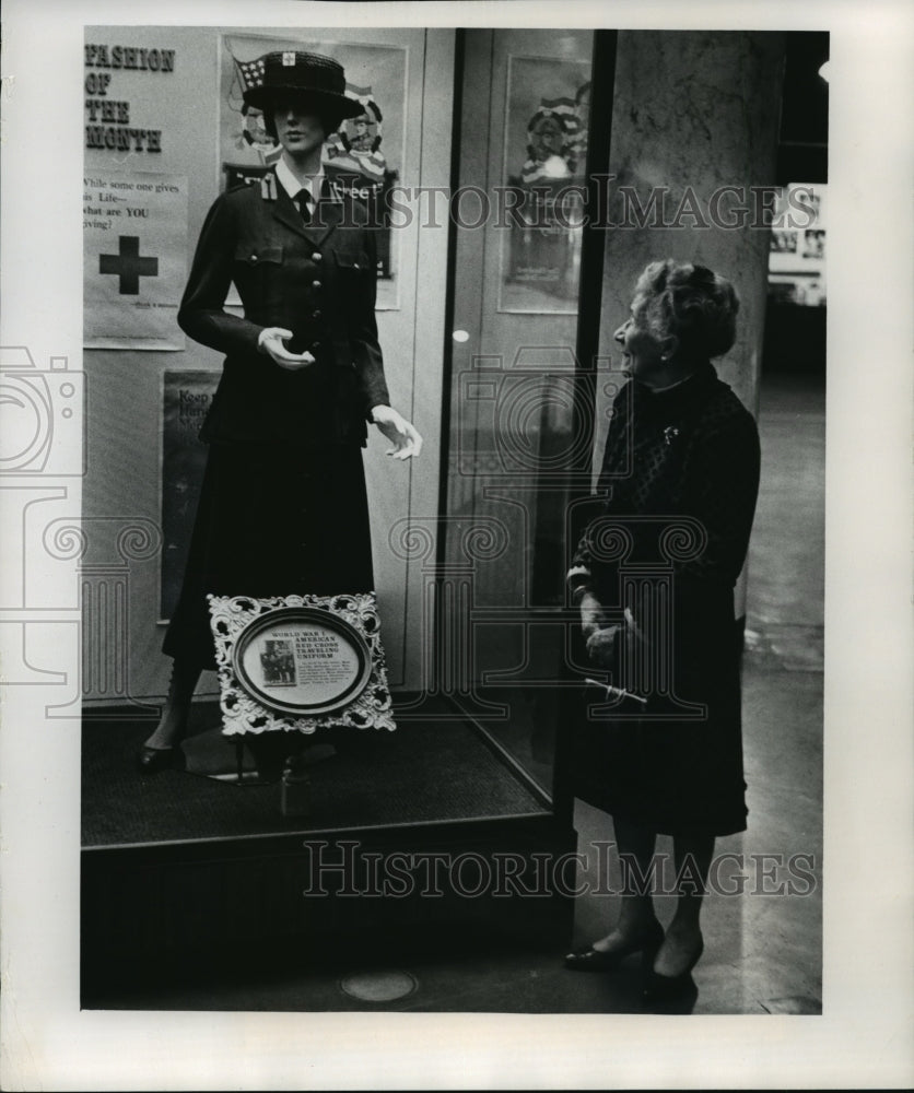 1972 Press Photo Mrs. Hayssen looking at her Red Cross uniform she used in WWI - Historic Images