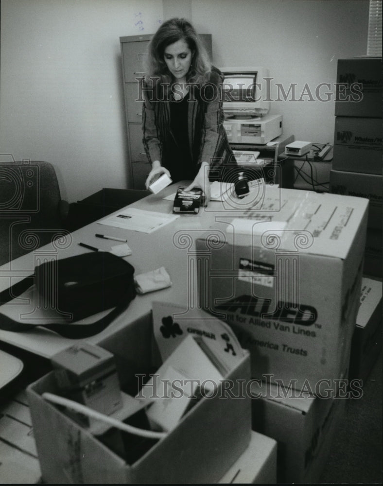 1995 Press Photo Jann Willens, who processes payroll at W.H. Brady Co. - Historic Images