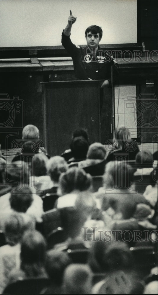 1983 Press Photo Daniel Brandenstein spoke to pupils in Watertown. - mja05245 - Historic Images