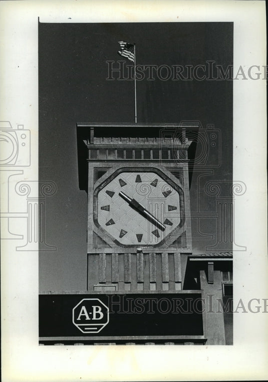 1981 Press Photo The Allen-Brady Co clock Towers above Milwaukee skyline-Historic Images