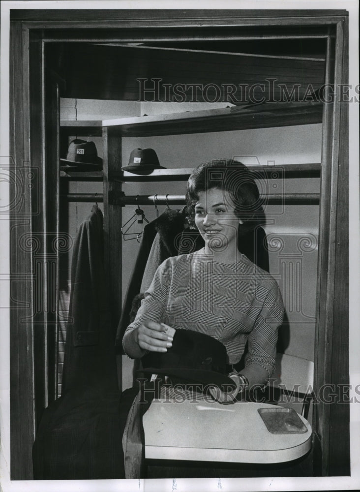 1963 Press Photo Sandra Alexander working at Alexander&#39;s Restaurant - mja05340 - Historic Images