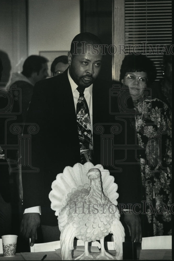 1991 Press Photo James Alexander celebrates 14 yrs of marriage w/ wife Debbie - Historic Images