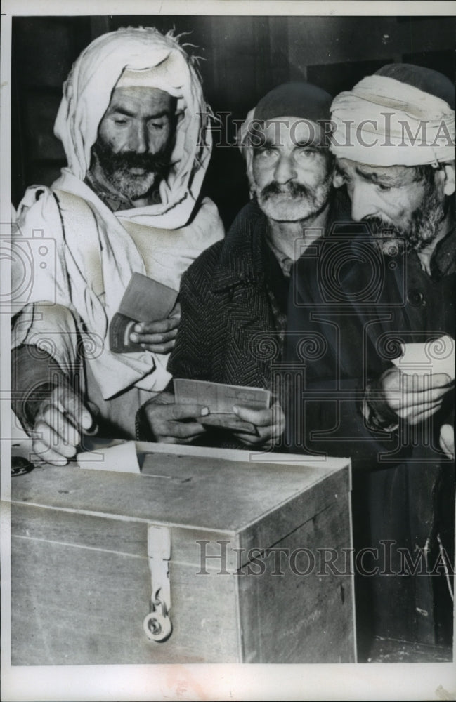 1958 Press Photo Moslems placing votes in ballot box at Djema Saarridji, Algeria - Historic Images