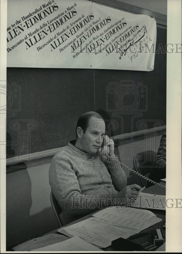 1984 Press Photo A banner in various languages indicates Allen-Edmonds market - Historic Images