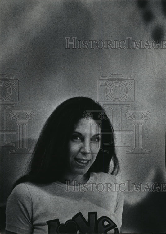 1977 Press Photo Milwaukee Painter Sue Bartfield - mja05399 - Historic Images