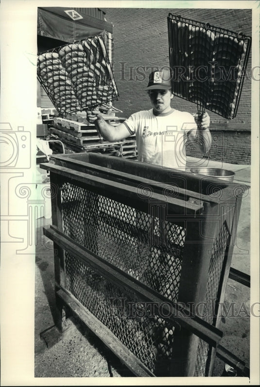 1986 Press Photo Tom Pritzloff employee of Usinger Famous Sausage- Augtoberfest - Historic Images