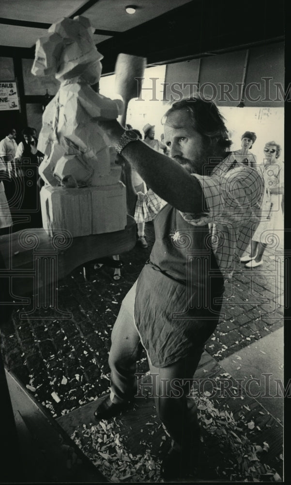 1983 Press Photo Paul Schmid III, who demonstrated woodcarving at Augtoberfest - Historic Images