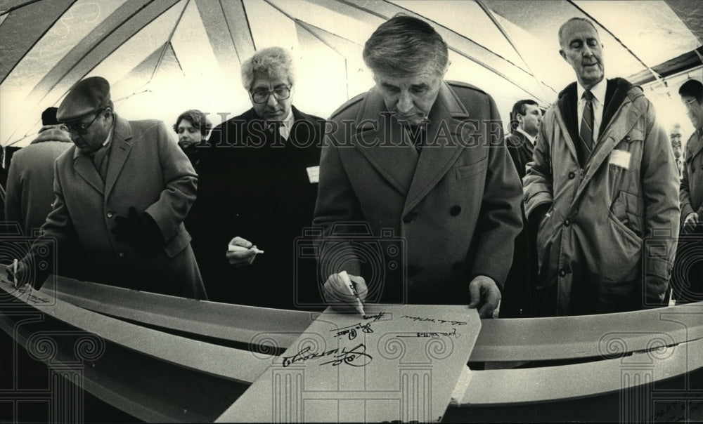 1988 Press Photo Mayor Maier singing the beam at Bradley Center - mja05448-Historic Images