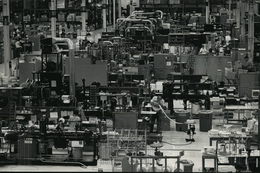 1992 Press Photo Employees Working in New Facility of W.H. Brady Company - Historic Images