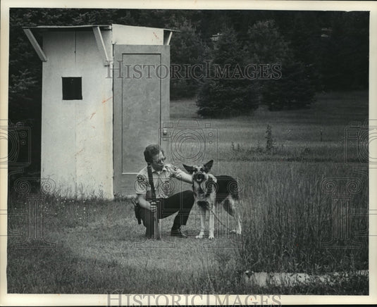 1975 Press Photo Security guard on the Alexian Brothers novitiate near Gresham - Historic Images