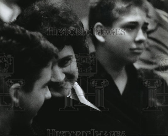 1994 Press Photo Sue Breitlow w/ son Jay & Ty at Dale Breitlow prayer rally - Historic Images