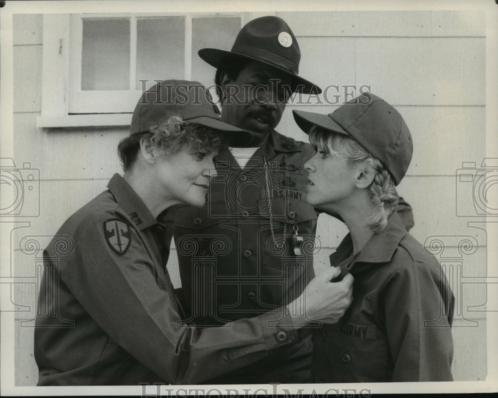 1982 Press Photo Eileen Brennan &amp; Lorna Patterson w/ Hal Williams - mja05495 - Historic Images