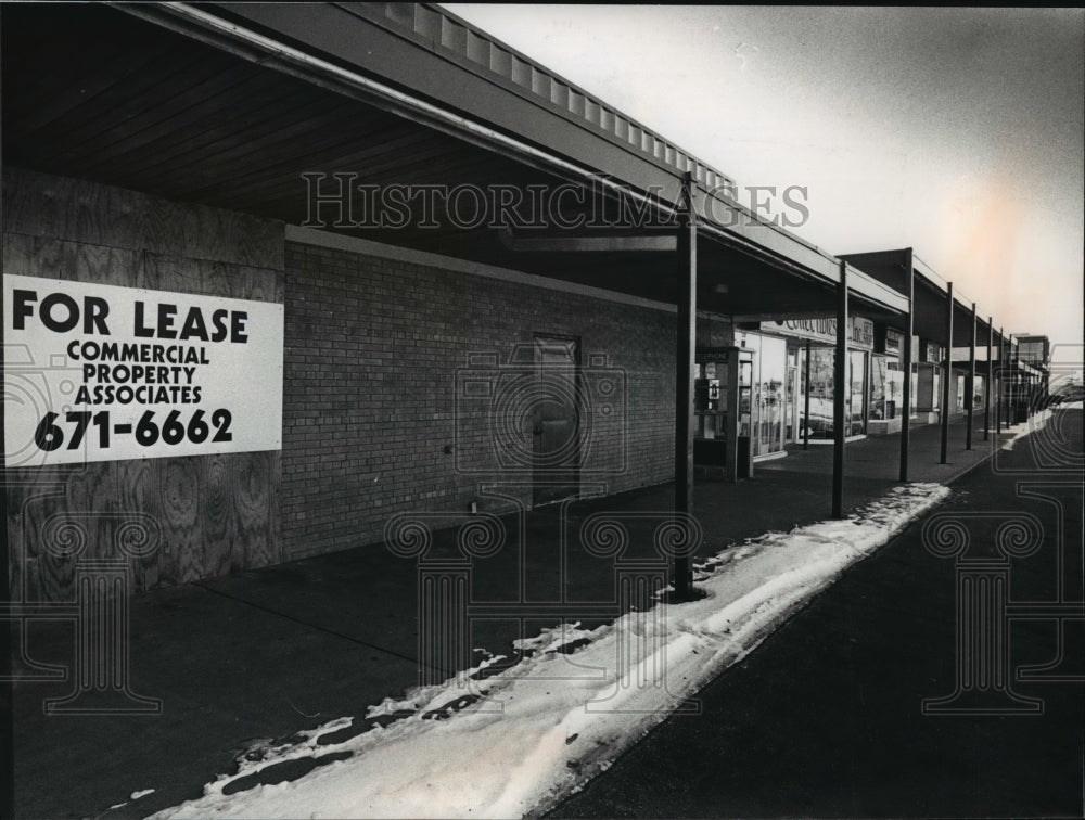 1989 Press Photo Boarded up businesses at Bradley Village Shopping Center - Historic Images