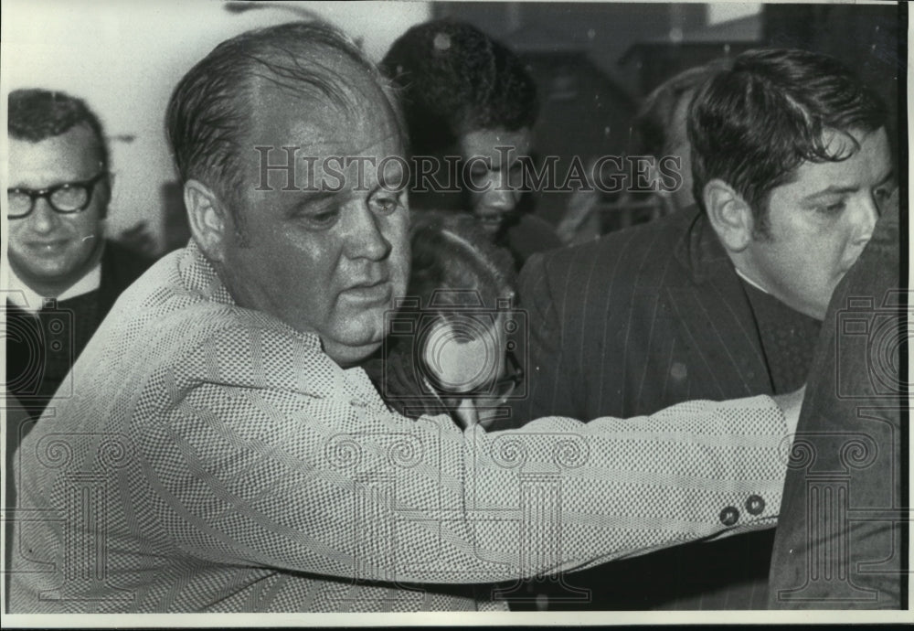 1972 Press Photo Arthur Bremer, shooter of Gov Wallace escorted to prison-Historic Images