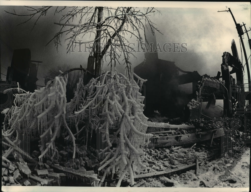 1984 Press Photo Burned out Alleb-Edmonds Shoe Corp. building in Belgium - Historic Images