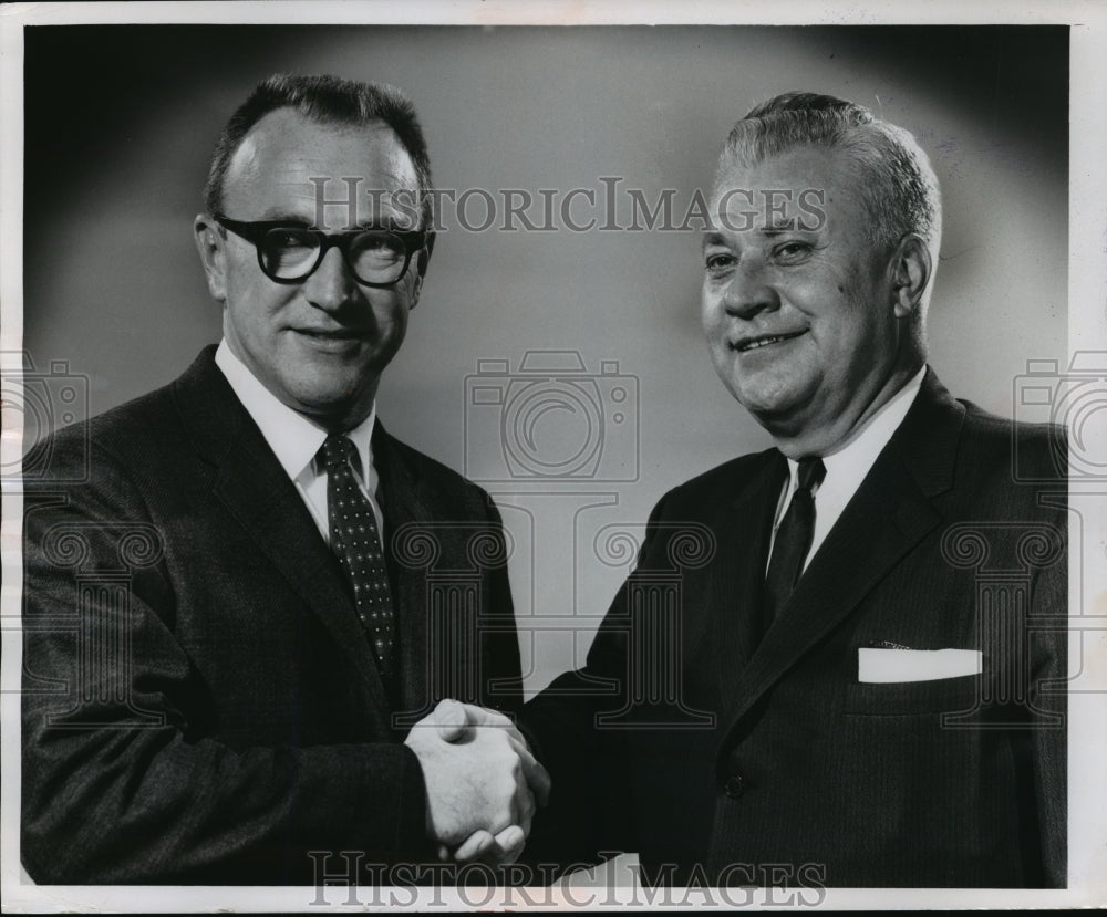 1964 Press Photo George Brewer receiving congratulations from R.H. Gustafson - Historic Images