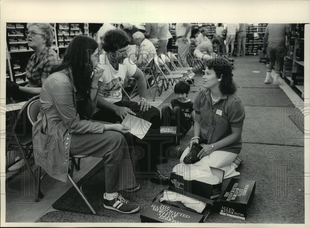 1985 Press Photo Merlin &amp; Sandy Depies &amp; son Brad at Allen-Edmonds Shoe sale - Historic Images