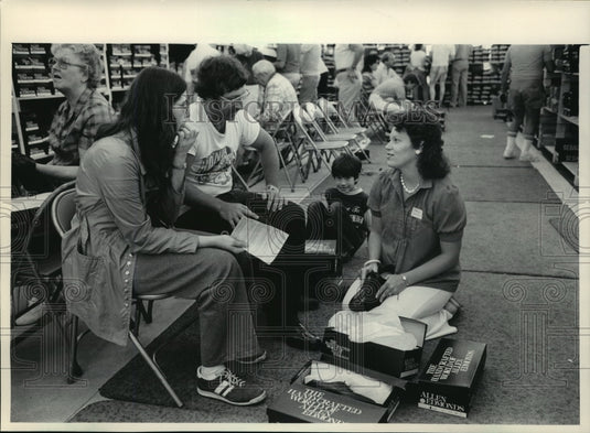 1985 Press Photo Merlin & Sandy Depies & son Brad at Allen-Edmonds Shoe sale - Historic Images