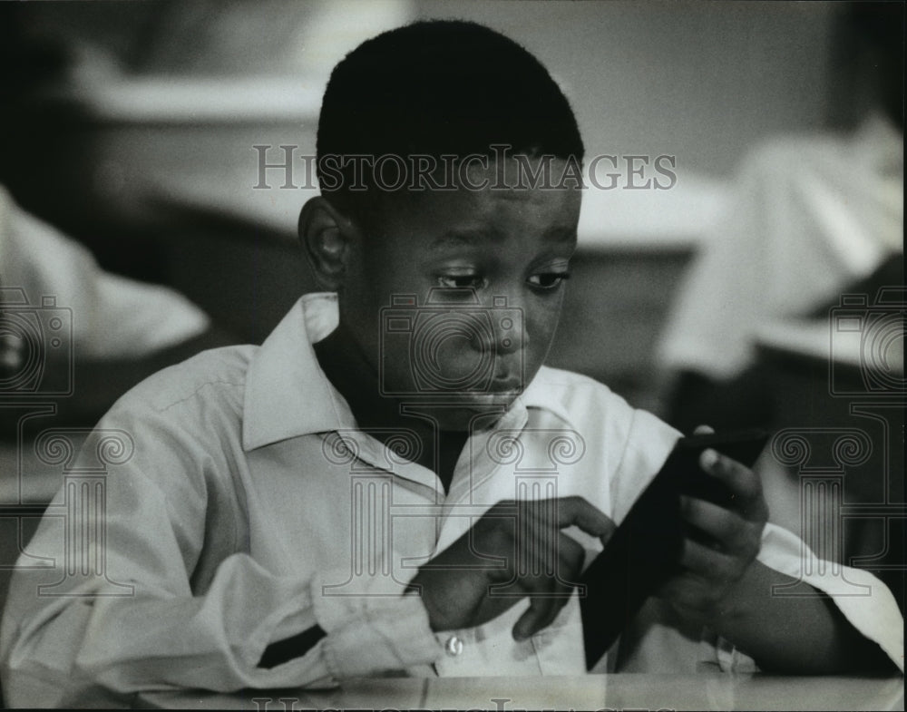 1993 Press Photo 6th grader Jeffery Wilder at All Saints Elementary- math class - Historic Images