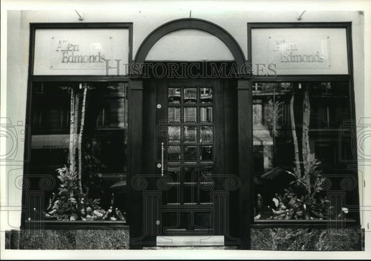 1991 Press Photo Allen-Edmonds Shoe Corp. has opened its first store in Paris - Historic Images
