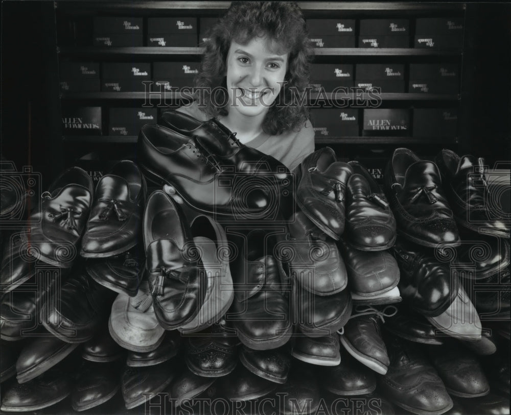 1990 Press Photo Vickie Thill inspects a pair of refurbished shoes - mja05569 - Historic Images