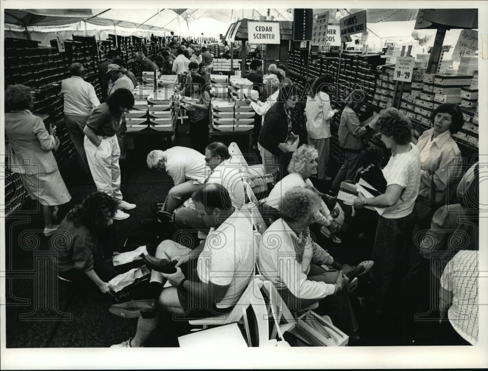 1989 Press Photo Bargain hunters swamp the first day of Allen-Edmonds sale tent - Historic Images