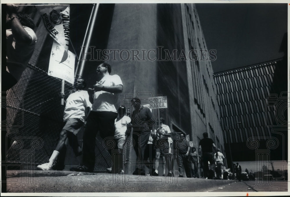 1993 Press Photo Protesting Allen-Bradley Co. workers walk along the sidewalk - Historic Images