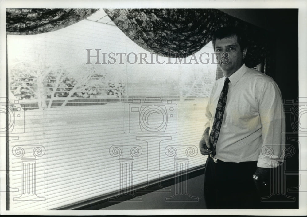 1993 Press Photo John Pirolo at his Allen-Bradley office - mja05578 - Historic Images