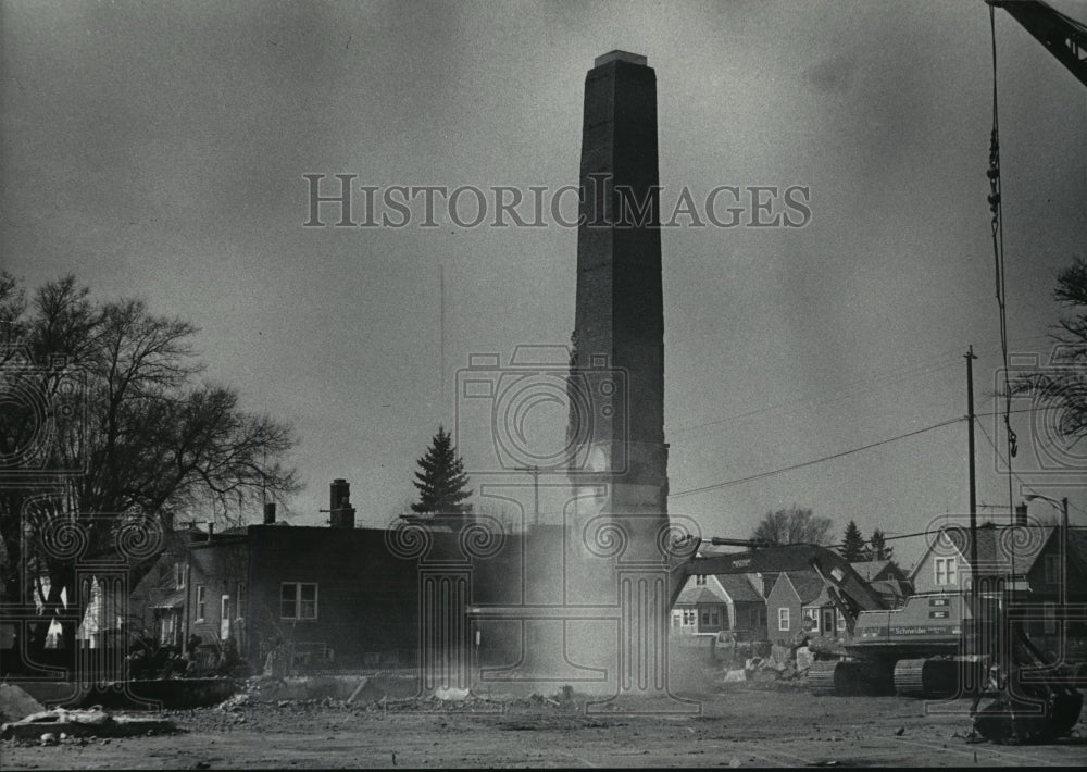 1984 Press Photo Smokestack demolition in the Allen-Edmonds Shoe Corp plant - Historic Images