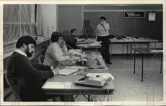 1984 Press Photo Purchasing staff of Allen-Edmonds at temporary their office-Historic Images