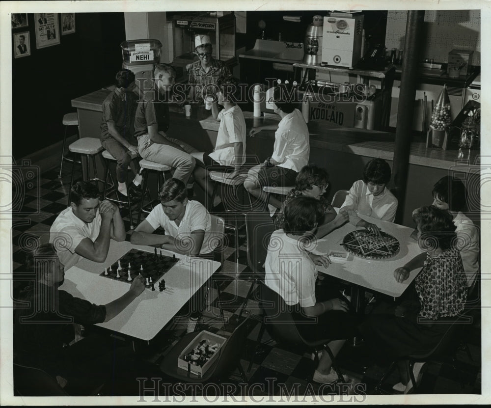 1964 Press Photo The Dugout has been headquarters for the Algoma Youth Club - Historic Images