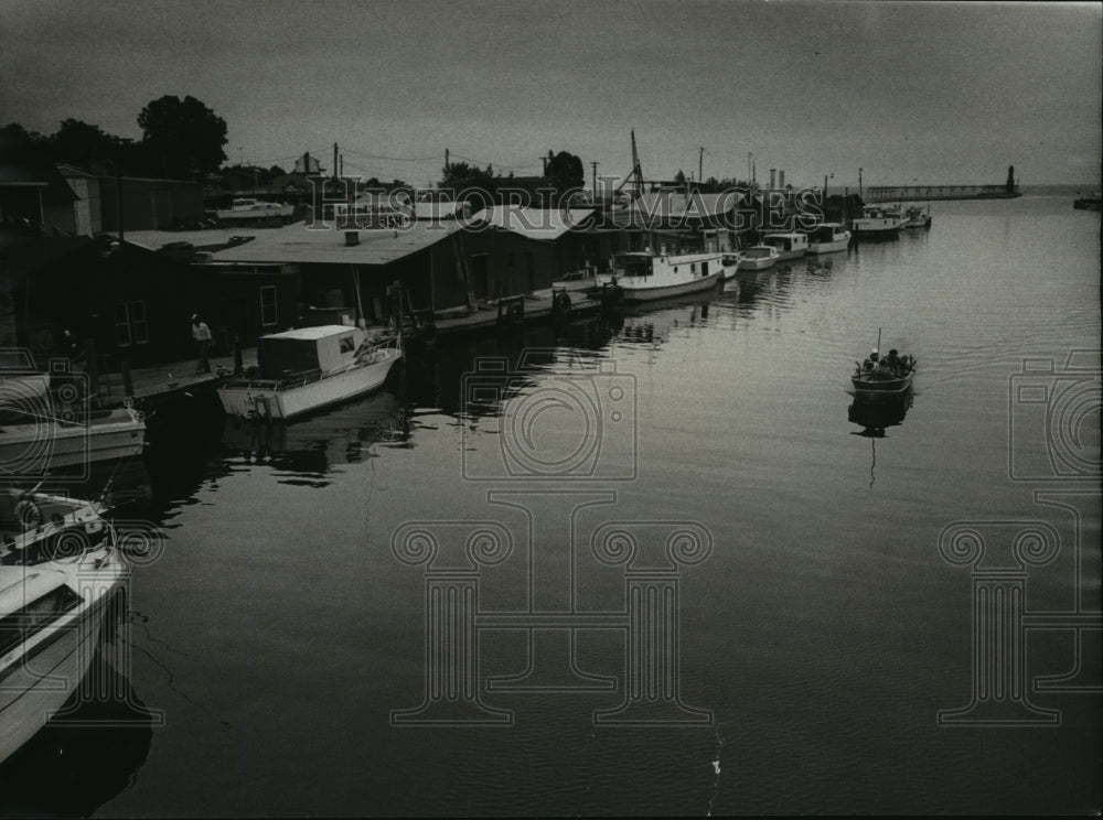 1982 Press Photo In a picturesque scene, fishing boats line the docks at Algoma - Historic Images