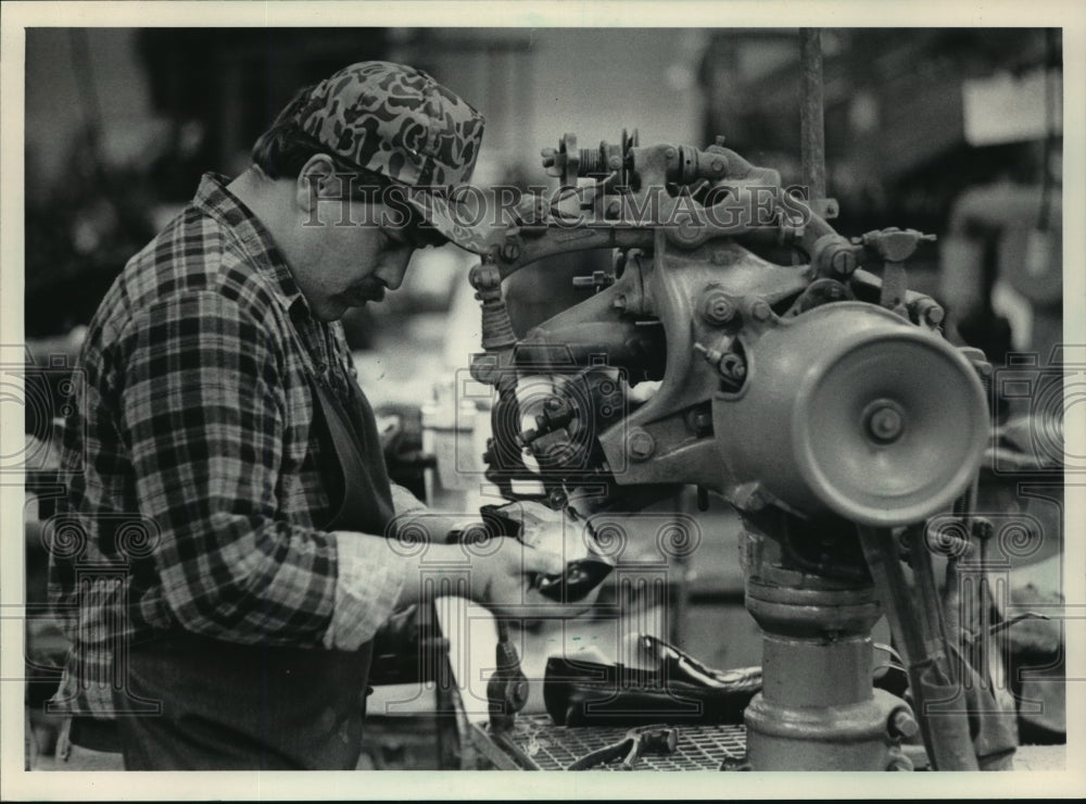 1984 Press Photo Richard Eder, Allen-Edmonds Shoe Corp employee - mja05655 - Historic Images