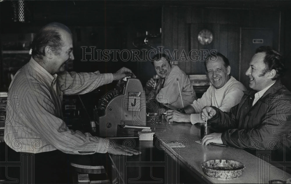 1975 Press Photo Scene from a bar in Wisconsin - mja05676 - Historic Images
