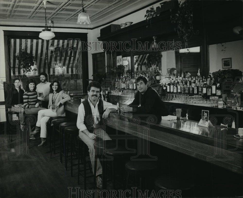 1982 Press Photo Jeff Dobbs and Tom Kroening, owners of Stag Tavern - mja05682-Historic Images